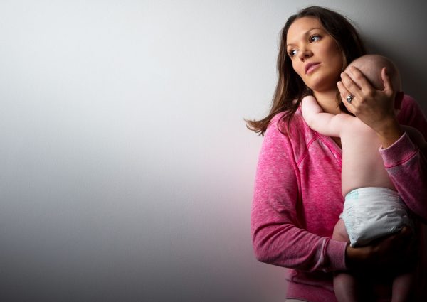 04-mama-cargando-bebe